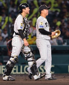 阪神対DeNA 7回表DeNA1死一、二塁、村上頌樹(右)と伏見寅威は話しながらマウンドへ向かう(撮影･上田博志)