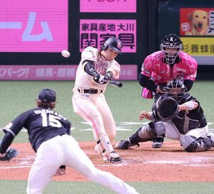 ソフトバンク対ロッテ　9回裏ソフトバンク2死二塁、谷川原健太は右越えにサヨナラとなる適時二塁打を放つ(撮影･梅根麻紀)
