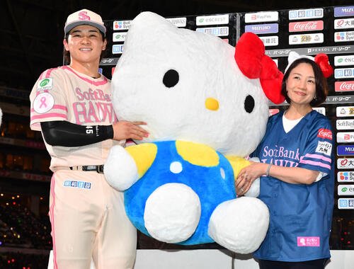ソフトバンク対ロッテ　ロッテにサヨナラ勝利し、ヒーロー賞として巨大なハローキティのぬいぐるみを贈られた谷川原健太(撮影･岩下翔太)