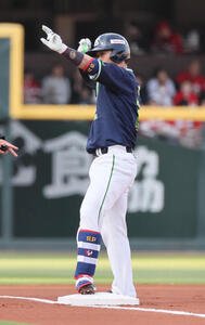 広島対ヤクルト　1回表ヤクルト1死一塁、先制適時三塁打を放った古賀優大(撮影･加藤孝規)
