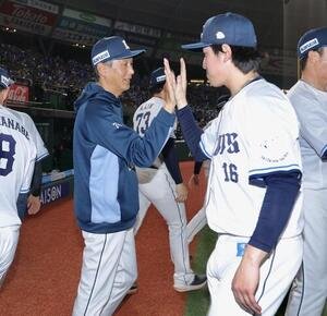 西武対楽天　楽天に勝利し、隅田知一郎(右)らナインを迎える西口文也監督(撮影･河田真司)