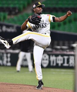 ソフトバンク対ロッテ　試合前、ライブBPに登板したソフトバンクのリバン･モイネロ(撮影･岩下翔太)