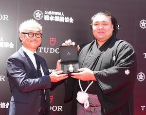 大相撲夏場所土俵祭　TUDOR×日本相撲協会ワールドパートナー締結発表会で日本ロレックス株式会社の渡辺尚有TUDOR事業部長(左)から腕時計を贈呈される霧島(撮影･小沢裕)