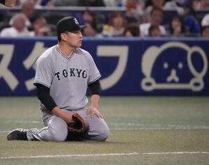 中日対巨人　5回裏中日1死三塁、田中将大は三走･田中幹也と接触し走塁妨害となる(撮影･森本幸一)