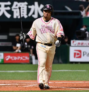 ソフトバンク対ロッテ　4回裏ソフトバンク無死一、二塁、山川穂高は勝ち越しの左越え3点本塁打を放つ(撮影･岩下翔太)