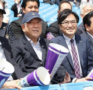 立大対早大戦　立大新応援歌の披露のため神宮球場に駆け付けたOBの徳光和夫氏(左)と西原廉太立大学長