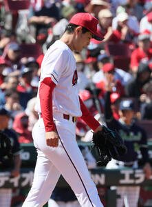 広島対ヤクルト　2回表ヤクルト2死二、三塁、松本健吾に先制左2点適時打を浴びた岡本駿(撮影･加藤孝規)