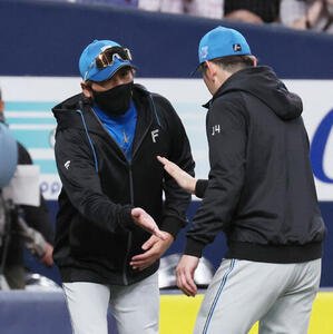 オリックス対日本ハム　オリックスに勝利し先発の加藤貴之(右)を迎える日本ハム新庄剛志監督(撮影･宮崎幸一)