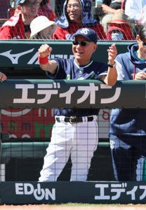 広島対ヤクルト　2回表ヤクルト2死二、三塁、松本健吾の先制左2点適時打を喜ぶヤクルト池山隆寛監督(撮影･加藤孝規)