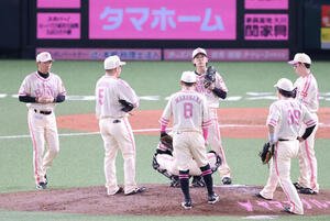 ソフトバンク対ロッテ　7回途中、小久保裕紀監督は自らマウンドに行き先発の大津亮介に声をかける、降板となる(撮影･梅根麻紀)