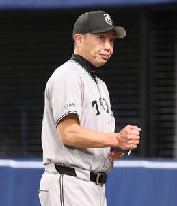 中日対巨人　6回の攻撃を終え選手交代を告げた巨人阿部慎之助監督は厳しい表情でベンチに戻る(撮影･西尾就之)