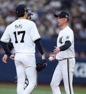 オリックス対日本ハム　5回表日本ハム2死一、二塁、曽谷龍平(左)に交代を告げる岸田護監督(撮影･前田充)