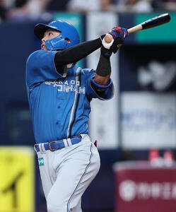 オリックス対日本ハム　5回表日本ハム2死一塁、左中間へ2点本塁打を放つ野村佑希(撮影･前田充)