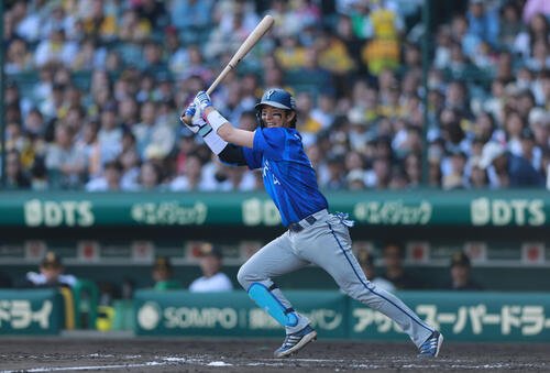 阪神対DeNA 8回表DeNA1死満塁、度会隆輝は2点適時打を放つ(撮影･上山淳一)