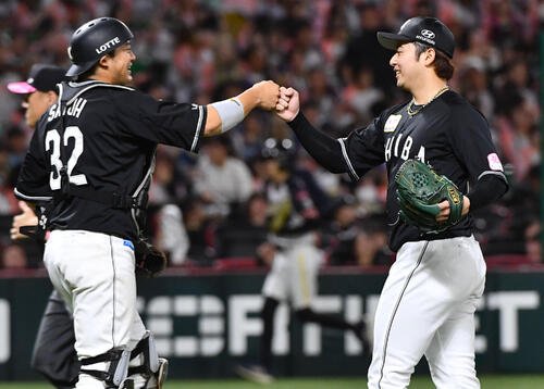 ソフトバンク対ロッテ　ソフトバンクに勝利し、試合を締めた横山陸人(右)は佐藤都志也と笑顔でグータッチを交わす(撮影･岩下翔太)