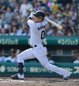 阪神対DeNA 6回裏阪神1死一、三塁、木浪聖也は中飛を放ち犠飛とする(撮影･上山淳一)