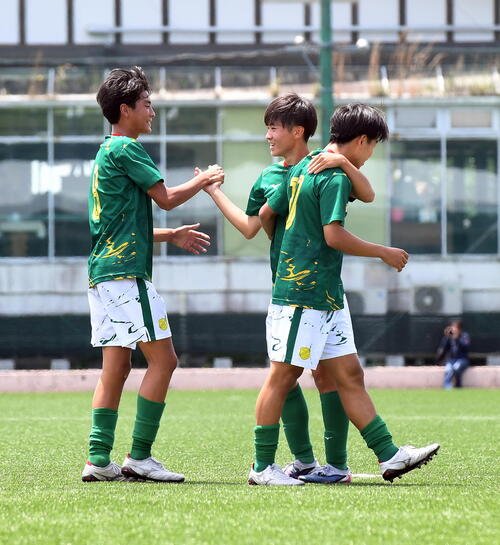 静岡学園対藤枝東　先制点を決め、仲間と喜ぶ静岡学園･安永(中央)(撮影･前田和哉)