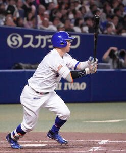中日対巨人　5回裏中日1死二塁、適時二塁打を放つ村松開人(撮影･森本幸一)