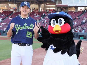 広島対ヤクルト　広島に勝利しポーズを決める松本健吾とつばみ(撮影･加藤孝規)
