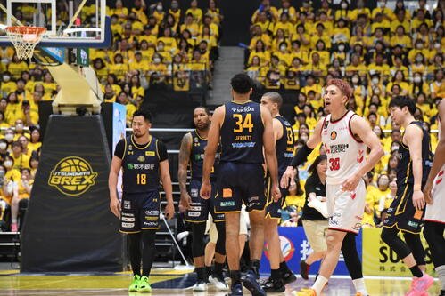 宇都宮対名古屋D 3点シュートを決めてほえる名古屋Dの今村佳太(右)