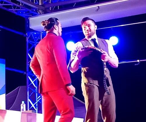 記者会見でフェイスオフした辻陽太(左)とカラム･ニューマン