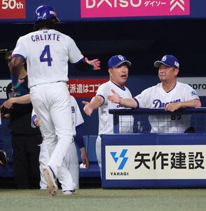 中日対巨人　5回裏中日2死二塁、村松開人の適時打で生還したオルランド･カリステをベンチで迎える井上一樹監督(撮影･西尾就之)