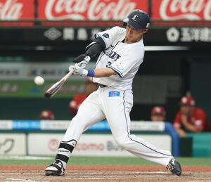 西武対楽天　6回裏西武無死一、三塁、右越えに逆転3点本塁打を放つ平沢大河(撮影･河田真司)