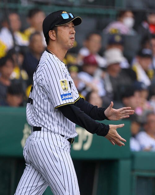 阪神対DeNA　選手交代を告げる藤川球児監督(撮影･上田博志)