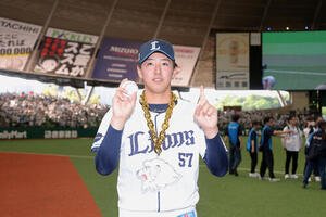 西武対楽天　プロ初勝利を挙げ、記念球を手に写真に納まる黒田将矢(撮影･河田真司)