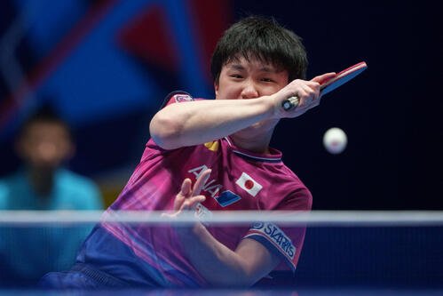 台湾戦でプレーする日本の張本智和(AP)