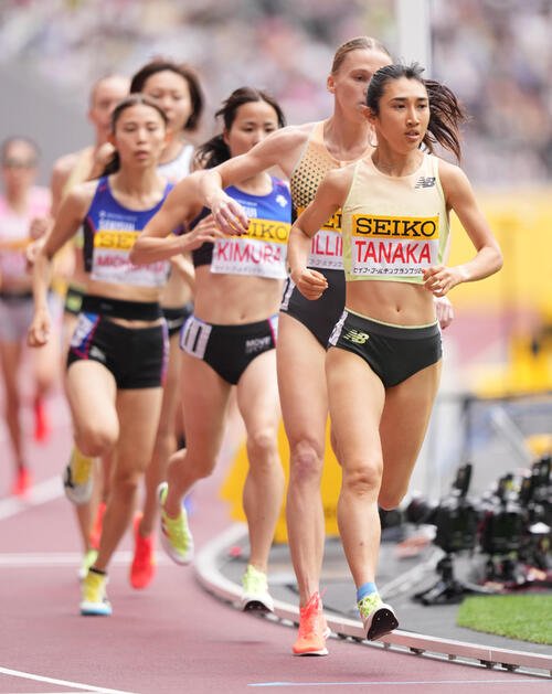 セイコー･ゴールデンGP　女子1500メートル　力走する田中希実(右)(2025年5月撮影)
