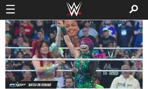 WWEプレミアム･ライブイベントのバックラッシュ大会でシングル対決したイヨ･スカイ(左)とアスカ(WWE公式サイトから)
