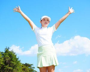 優勝し青空を背にバンザイする河本結(撮影･垰建太)