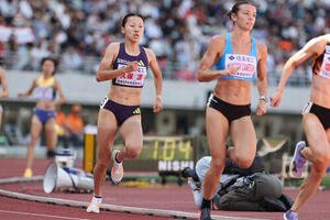第13回木南道孝記念陸上競技大会･女子800メートル　力走する久保凛(左)(撮影･前田充)