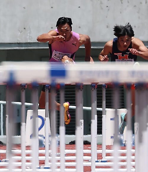 第13回木南道孝記念陸上競技大会･男子110メートル障害予選　力走する丸山優真(左)(撮影･前田充)
