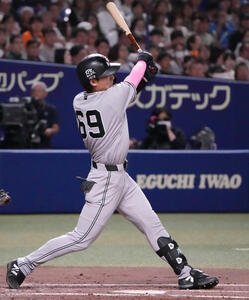 中日対巨人　2回表巨人2死二塁、適時打を放つ平山功太(撮影･森本幸一)