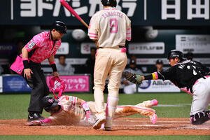 ソフトバンク対ロッテ　3回裏ソフトバンク2死三塁、周東佑京は本盗に成功する(撮影･岩下翔太)