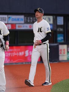 オリックス対日本ハム　7回裏オリックス攻撃終了、交代を告げ、厳しい表情を見せるオリックス岸田護監督(撮影･宮崎幸一)