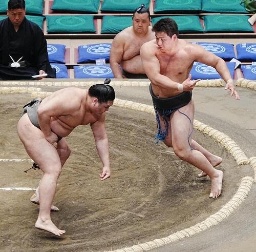大相撲夏場所初日　若雅(左)の攻めをいなす大森(撮影･小沢裕)