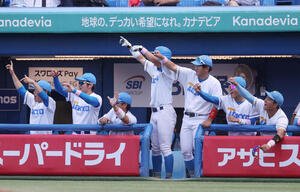東京6大学野球　法大対東大　7回裏東大2死一、三塁、小村旺輔の適時打に喜ぶ東大ナイン(撮影･柴田隆二)