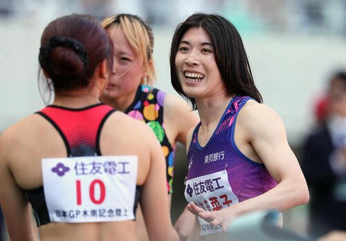 第13回木南道孝記念陸上競技大会･女子400メートル　優勝し笑顔を見せる松本奈菜子(右)(撮影･前田充)