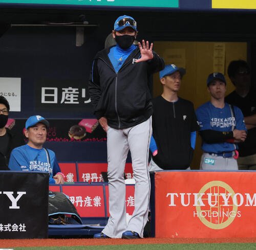 オリックス対日本ハム　5回表日本ハム無死二塁、ロドルファ･カストロが打席で要求したタイムのタイミングを巡り、アンダーソン･エスピノーザとのもめ事が発生し、新庄剛志監督も様子をうかがう(撮影･宮崎幸一)