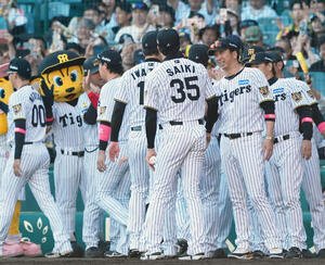 阪神対DeNA DeNAに勝利した藤川球児監督(右)はベンチ前でナインとタッチをかわす(撮影･上山淳一)..