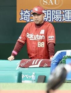 西武対楽天　8回裏、戦況を見守る三木肇監督(撮影･河田真司)
