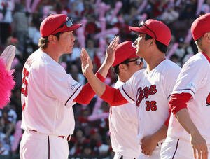 広島対ヤクルト　塹江敦哉を迎える新井貴浩監督撮影･加藤孝規)
