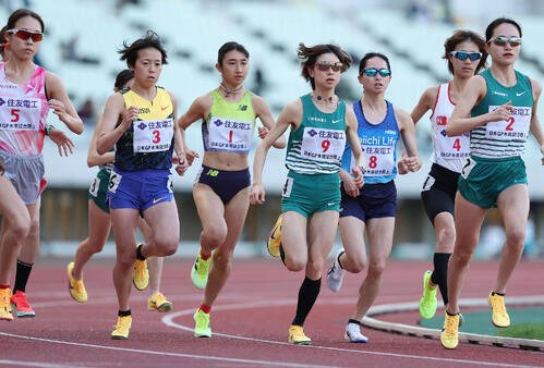 第13回木南道孝記念陸上競技大会･女子10000メートル　スタートする田中希実(中央左)と不破聖衣来(同右)ら選手たち(撮影･前田充)
