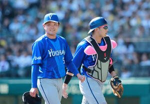 阪神対DeNA 3回を投げ終えベンチに引き揚げるDeNA石田裕太郎(左)と山本祐大(撮影･上山淳一)