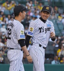 阪神対DeNA 4勝目を上げた才木浩人(右)は藤川球児監督から声を掛けられ笑顔を見せる(撮影･上田博志)