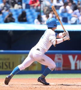 東京6大学野球　法大対東大　3回裏東大無死一塁、長谷川優は本塁打を放つ(撮影･柴田隆二)