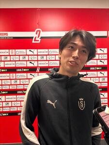 フランス2部リーグ　スタッド･ランス対ポー　試合後、取材に応じるスタッド･ランス中村敬斗